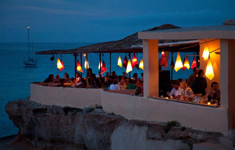 sprachaufenthalt-spanien-ibiza-nightlife-02 Sprachaufenthalt Spanien, Ibiza - Restaurant am Abend