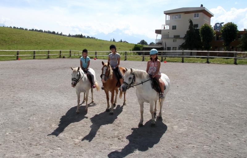 sprachaufenthalt-schweiz-leysin-alpadialanguageschoolleysin-reiten Sprachaufenthalt Schweiz, Leysin - Alpadia Leysin - Reiten